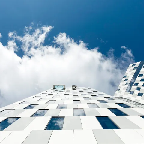 Clarion Jätkäsaari julkisivu alhaalta kuvattuna