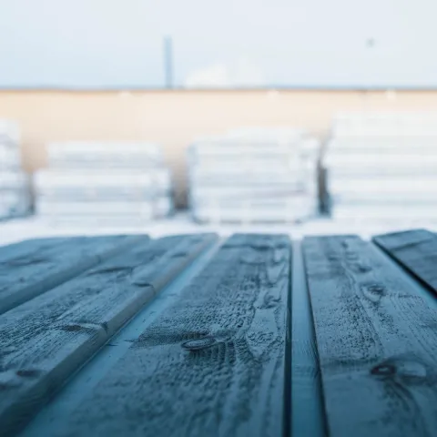 Ulkoverhouslautoja pinottuna