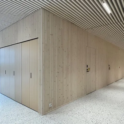 Palosuojamaalatut seinät Tikkurilan kirkossa