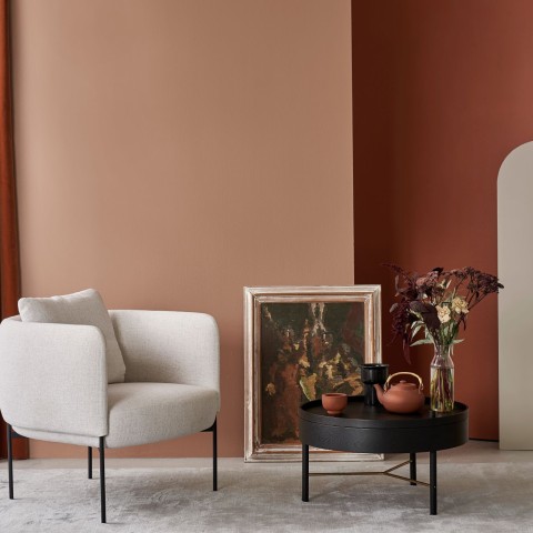 Tyylikäs olohuone vaaleanruskealla seinällä ja tummalla terrakotan sävyllä