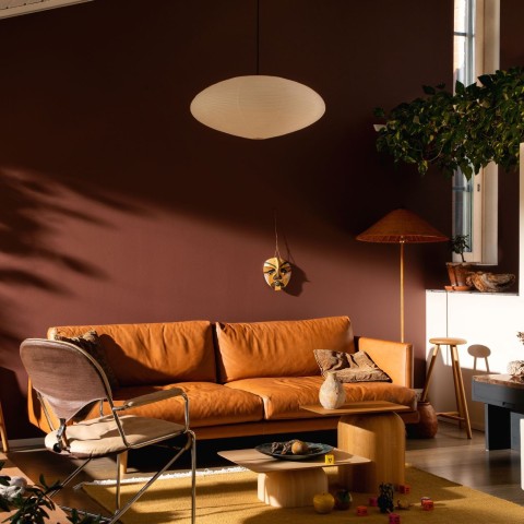 Ruskean sävyinen olohuone, jossa on ruskea nahkasohva