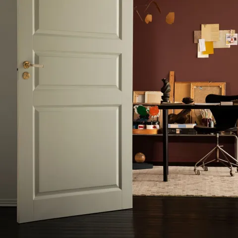 Syvän ruskea työhuone