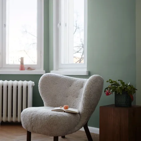 Vihreällä värillä maalattu olohuone 