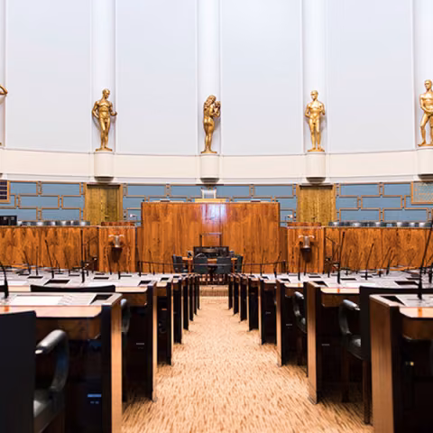 Eduskuntatalon alkuperäisen värimaailman paluu