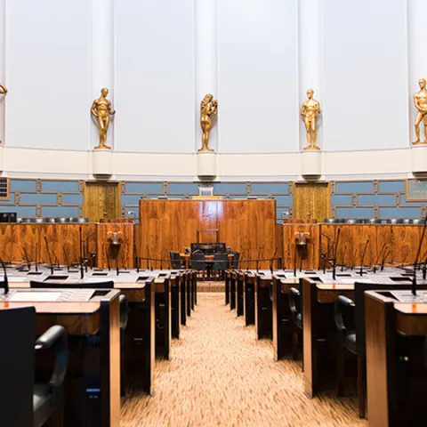 Eduskuntatalon alkuperäisen värimaailman paluu