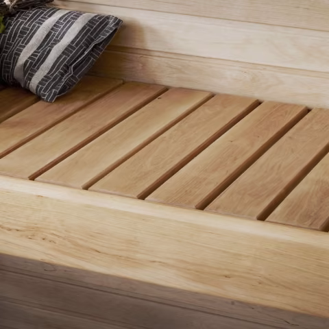 Puunvärinen sauna, jonka lauteet on öljytty Supi Laudesuojalla 