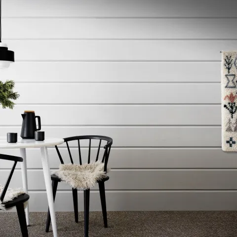 Hirsiseinän maalaaminen Lastu Hirsimaalilla