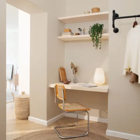 Beigen sävyinen seinä kotitoimistoon