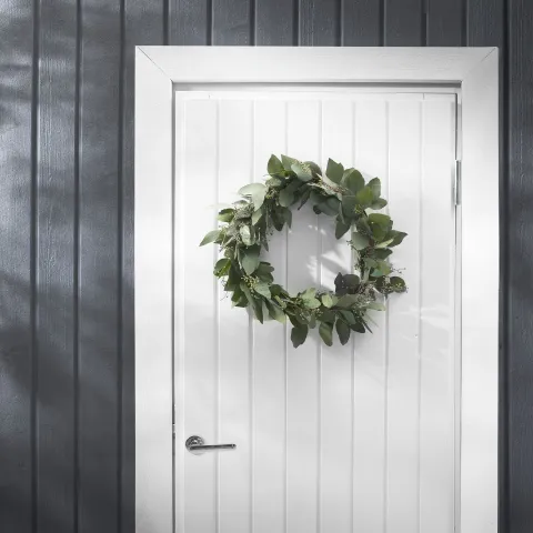 Ovien ja ikkunoiden maalaus