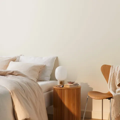 Vaalea makuuhuoneen sisustus 