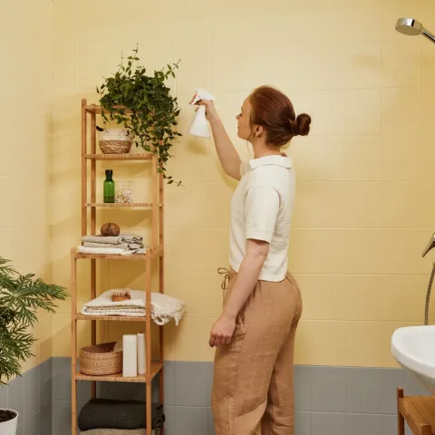 Kaakelimaalilla maalattu kylpyhuone, jossa keltaiseksi ja harmaaksi maalatut laatat