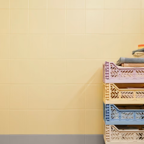 Keltaiseksi ja harmaaksi Luja Ceramic Tiles -kaakelimaalilla maalattu kylpyhuone 