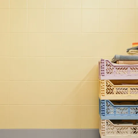 Keltaiseksi ja harmaaksi Luja Ceramic Tiles -kaakelimaalilla maalattu kylpyhuone 