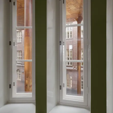 Lahden kaupungintalon sisätilat maalattu Tikkurilan rakennusmaaleilla.