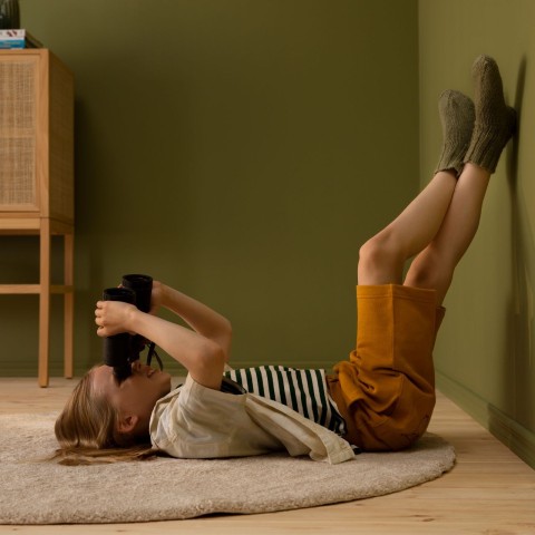 Lapsi makaamassa lastenhuoneessa, jossa salvianvihreät seinät