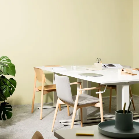 Oliivinvärinen toimiston työskentelytila