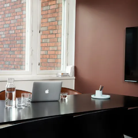 toimistotilan seinä maalattu Tikkurilan sävyllä L478 tuulihaukka