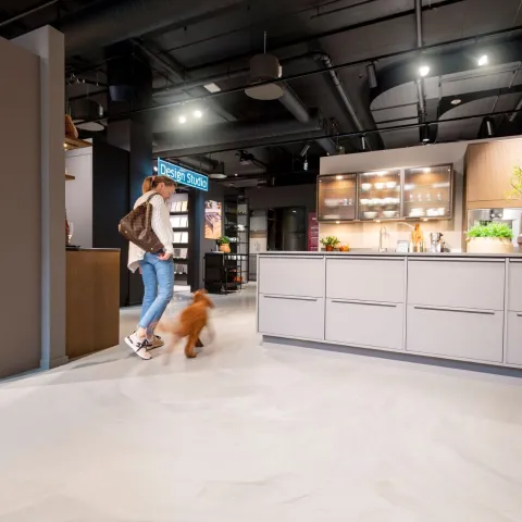 Ainutlaatuinen lattiapinnoiteratkaisu täydentää tyylikkäitä keittiöitä 