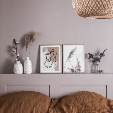 sävy sävyyn maalattu violetti makuuhuoneen seinä ja sängynpääty