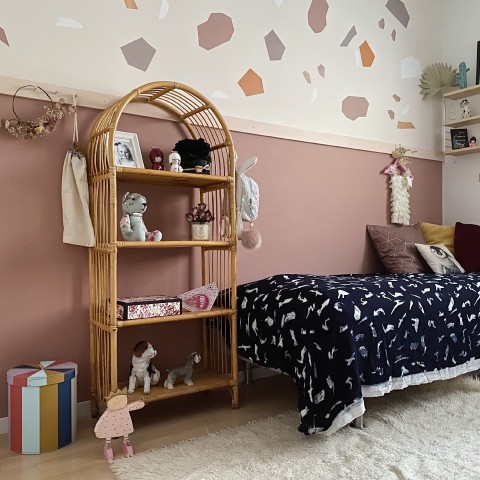 Hillitty roosa seinä lastenhuoneessa värikkäin sisustuselementein