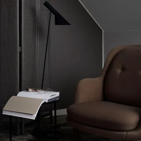 Makuuhuone tummilla sävyillä