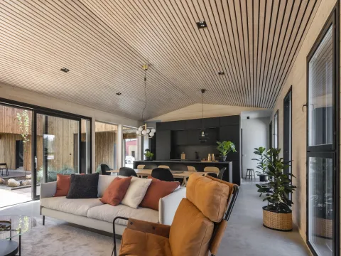 Puinen rimakatto asunnon olohuoneessa.