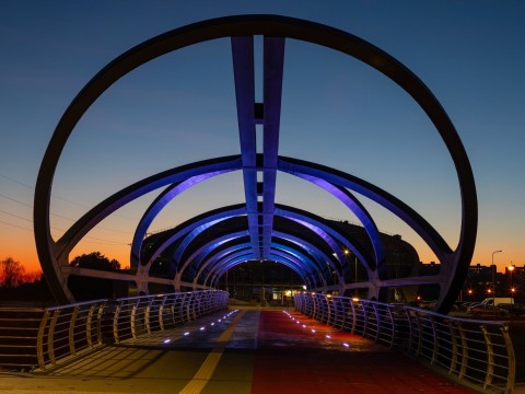 Tyylikäs ja värikäs kevyenliikenteen silta herättää huomiota futuristisella muodollaan.