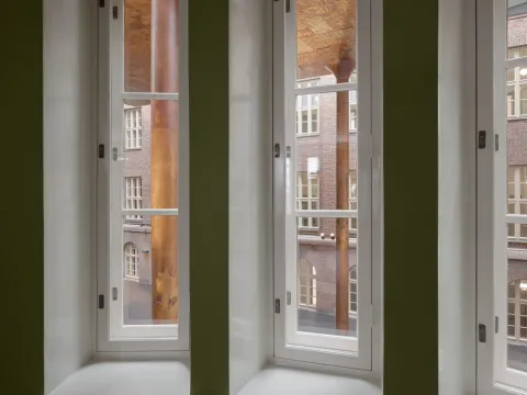 Lahden kaupungintalon sisätilat maalattu Tikkurilan rakennusmaaleilla.