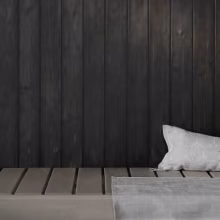 Tumma sauna: Musta Supi Saunavaha valmisväri ja harmaa Supi saunavaha valmisväri lauteet