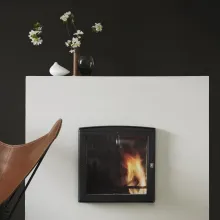 Muuri -maali ja valkoinen takka sävyssä X487.