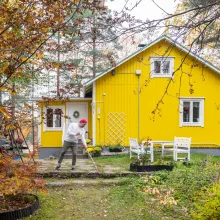 Keltainen mökki syksyisessä maisemassa