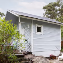 Rauhallinen siniharmaa mökki