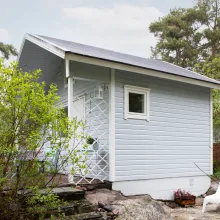 Rauhallinen siniharmaa mökki