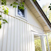 Vaaleankeltainen mökki