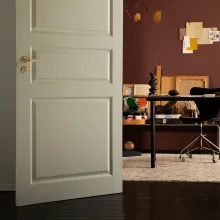 Ovien takaa aukeaa huone, joka on maalattu Tikkurilan Tuulihaukka-sävyllä.