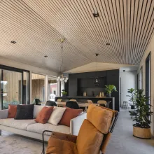 Puinen rimakatto asunnon olohuoneessa.