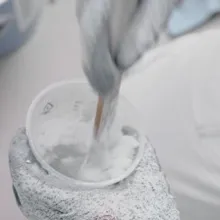 Kovetteen sekoittaminen.