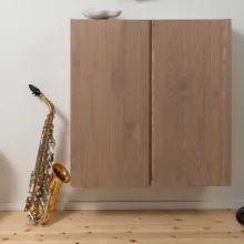 Kalustelakalla lakattu kaappi