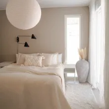 Makuuhuoneen tehosteseinä sävyssä V484 Ajopuu 