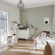 Lastenhuone, jossa on vaaleanvihreä tehosteseinä