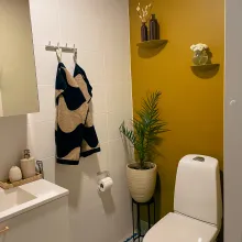 Keltainen vessan seinä 