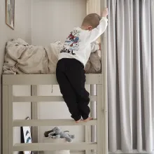 Lastenhuoneen parvisänky