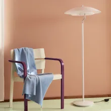 seinän ja huonekalun välinen kontrasti