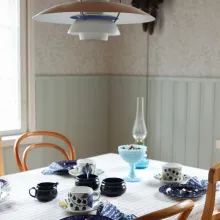 Kellastuneiden seinäpaneelien maalaus