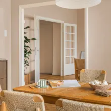 Keittiön seinillä Hiekkakivi -sävy heijastaa valoa kauniisti