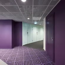 Violetti seinä liiketilassa