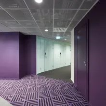 Violetti seinä liiketilassa