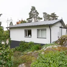 Valkoiseksi maalattu tiilitalo