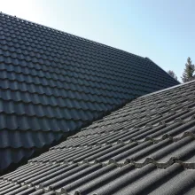 Tummanharmaa tiilikatto