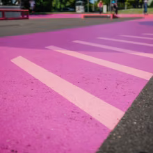Tikkurilan Temafloor PU-UV Color polyuretaanipinnoitteella maalattu liila kuvio betonipintaan.